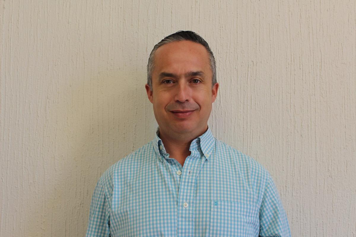 Dr. Edwing Chávez